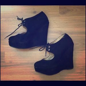 black wedges